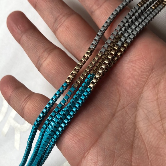 4/$25🛍 Multi Color Layered Statement Necklace - Picture 5 of 7